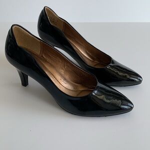 SOFT STYLE HUSH PUPPIES BLACK PATENT LEATHER 3” PUMPS• Size 9.5